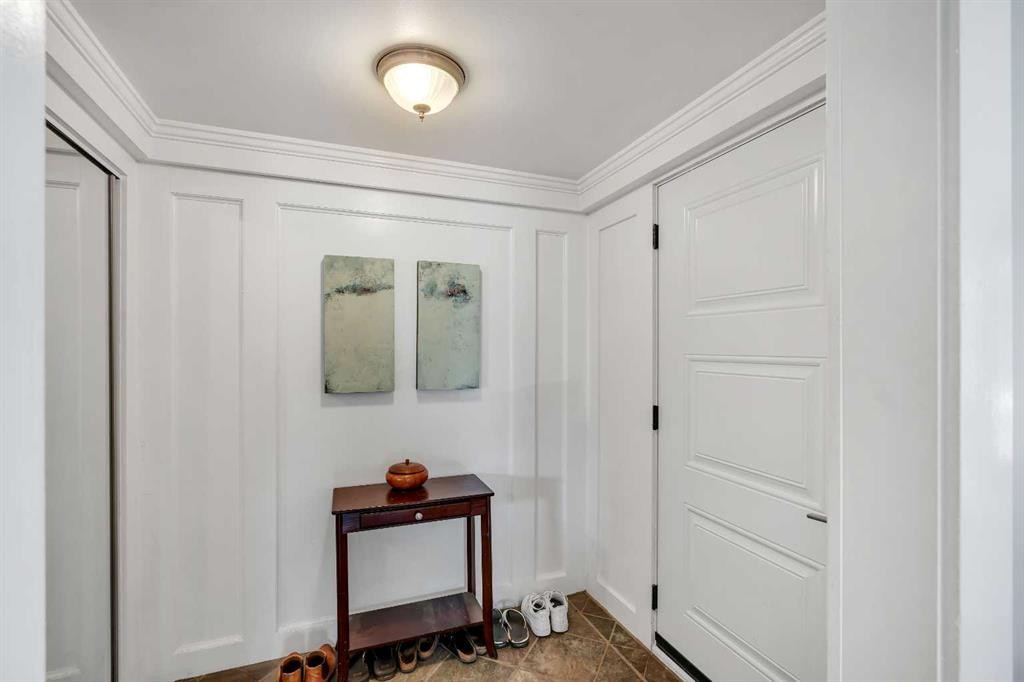 12 Oakvale Place Sw, Calgary, AB - Indoor Photo Showing Other Room
