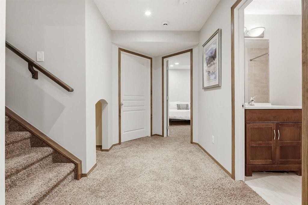38 Chapman Close Se, Calgary, AB