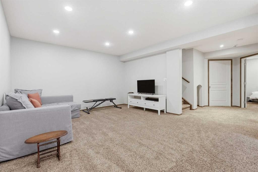 38 Chapman Close Se, Calgary, AB
