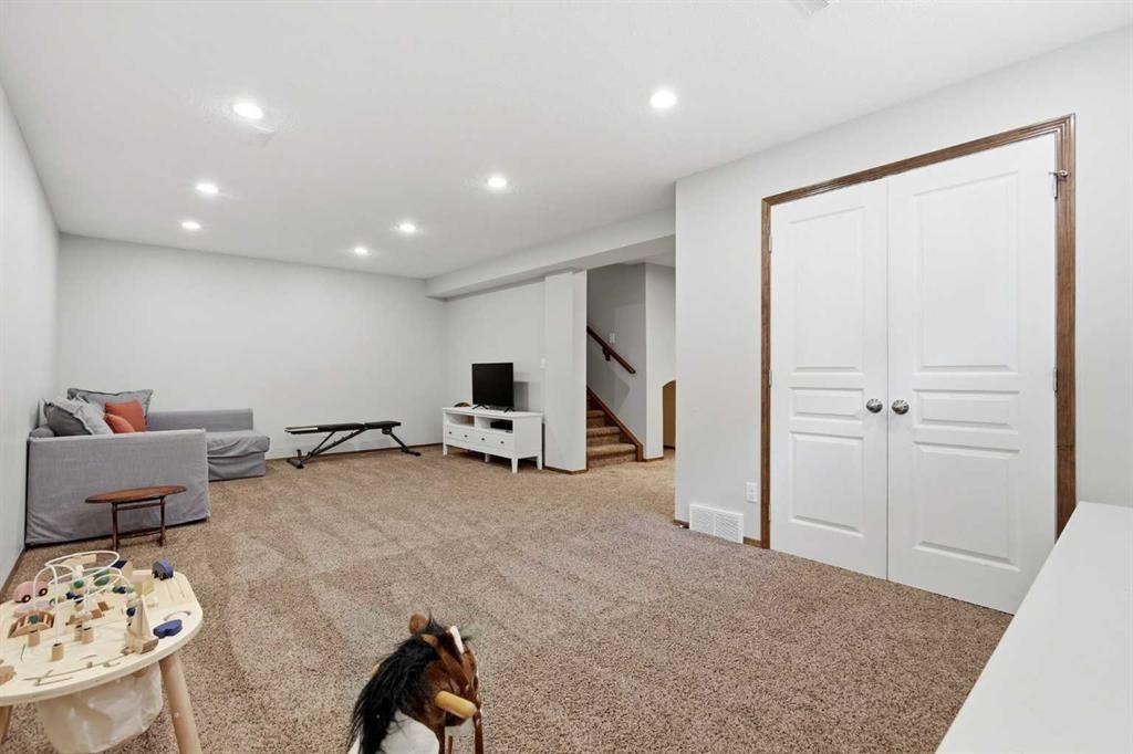 38 Chapman Close Se, Calgary, AB