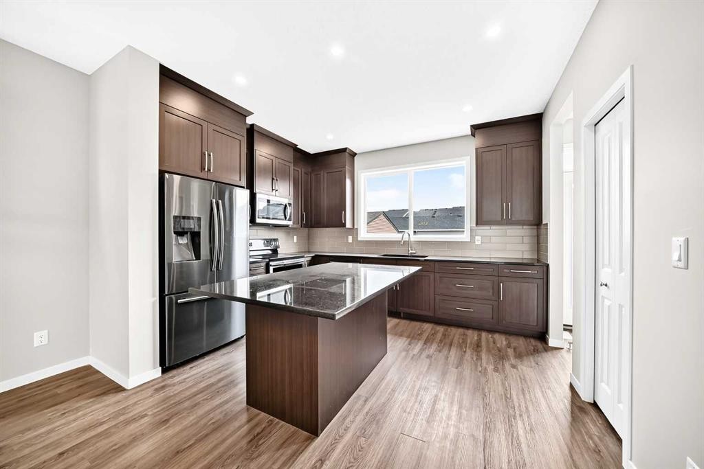 18 Willow Crescent, Okotoks, AB - Indoor Photo Showing Kitchen With Stainless Steel Kitchen With Double Sink With Upgraded Kitchen
