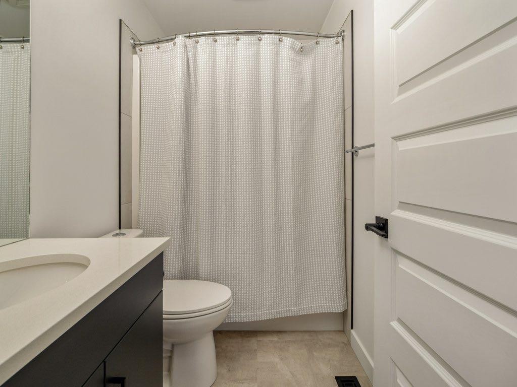 641 Blackwolf Boulevard North, Lethbridge, AB - Indoor Photo Showing Bathroom