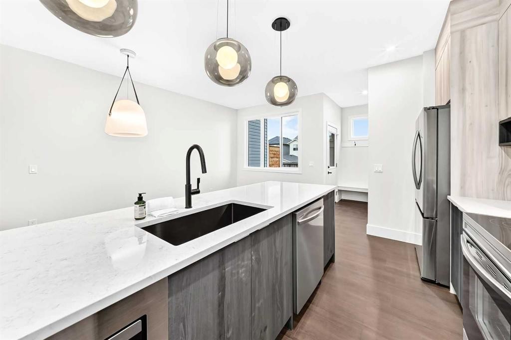 2473 Creeker Lane, Airdrie, AB - Indoor Photo Showing Kitchen With Upgraded Kitchen