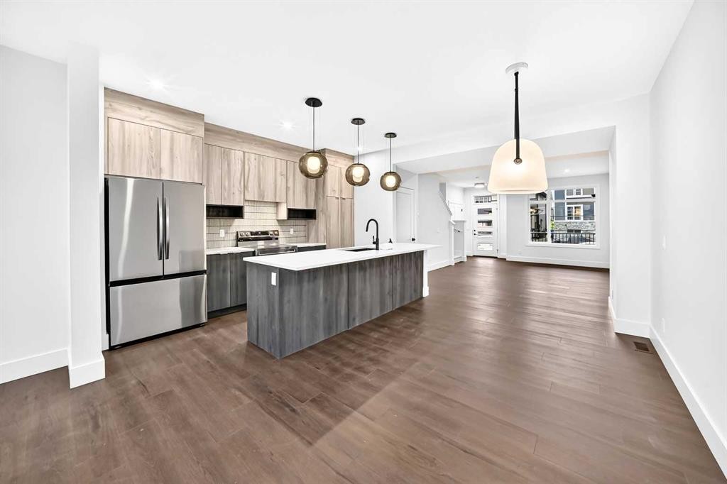 2473 Creeker Lane, Airdrie, AB - Indoor Photo Showing Kitchen With Upgraded Kitchen
