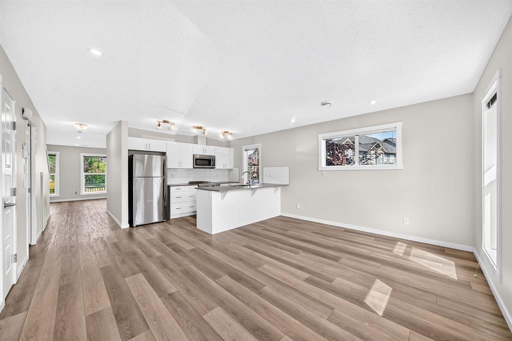 428 Cranbrook Square Se, Calgary, AB - Indoor Photo Showing Kitchen