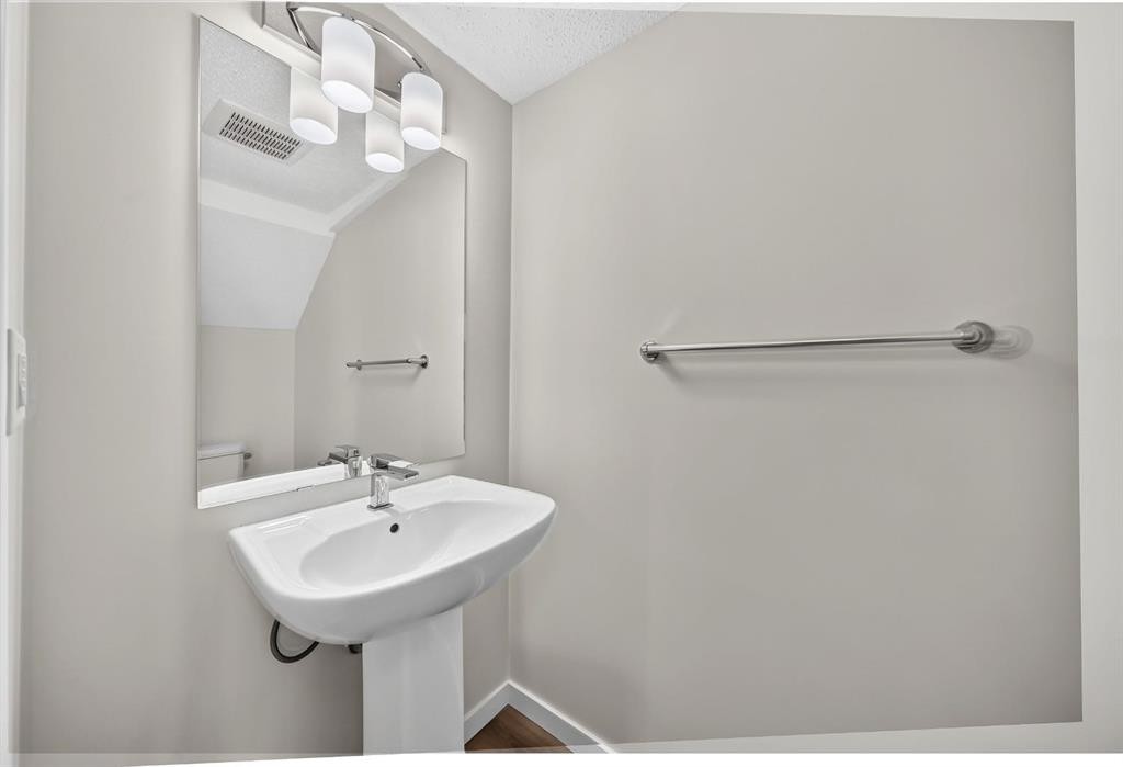 428 Cranbrook Square Se, Calgary, AB - Indoor Photo Showing Bathroom