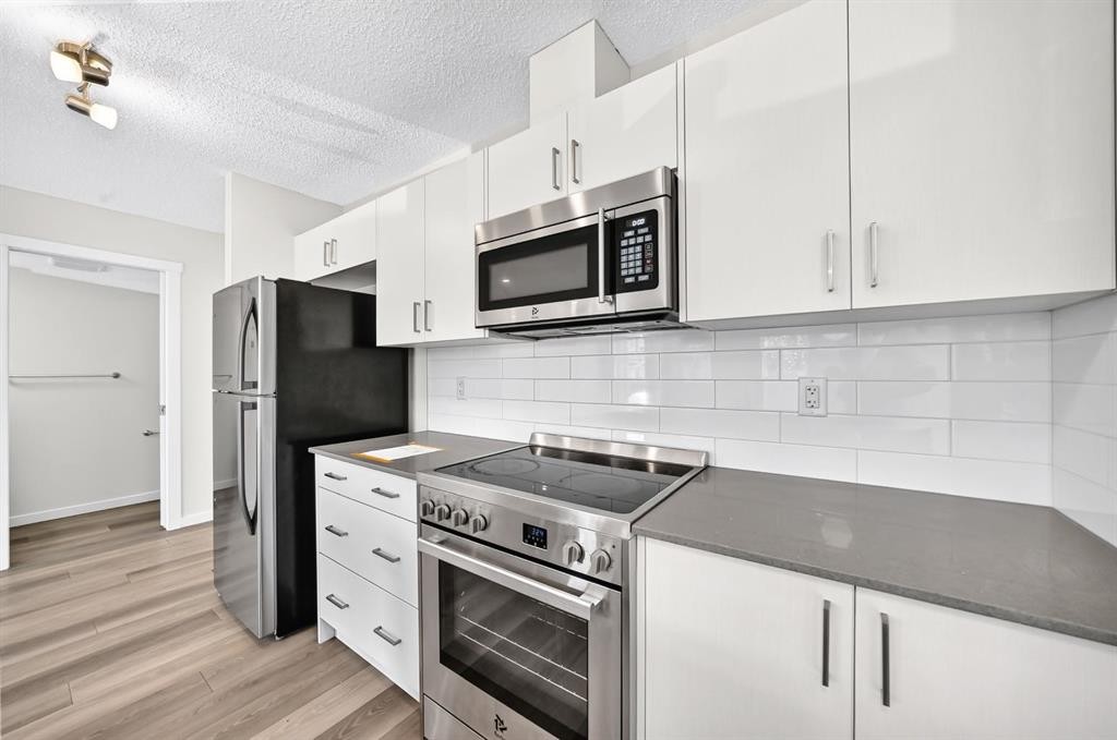 428 Cranbrook Square Se, Calgary, AB - Indoor Photo Showing Kitchen With Upgraded Kitchen