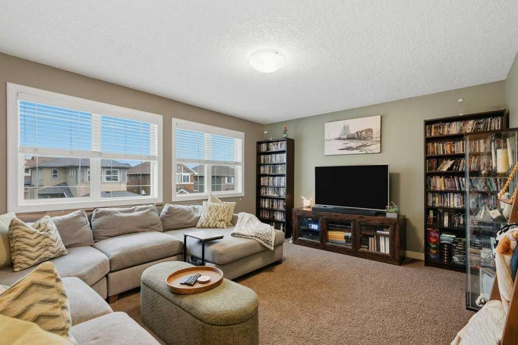 69 Everhollow Avenue Sw, Calgary, AB - Indoor Photo Showing Living Room