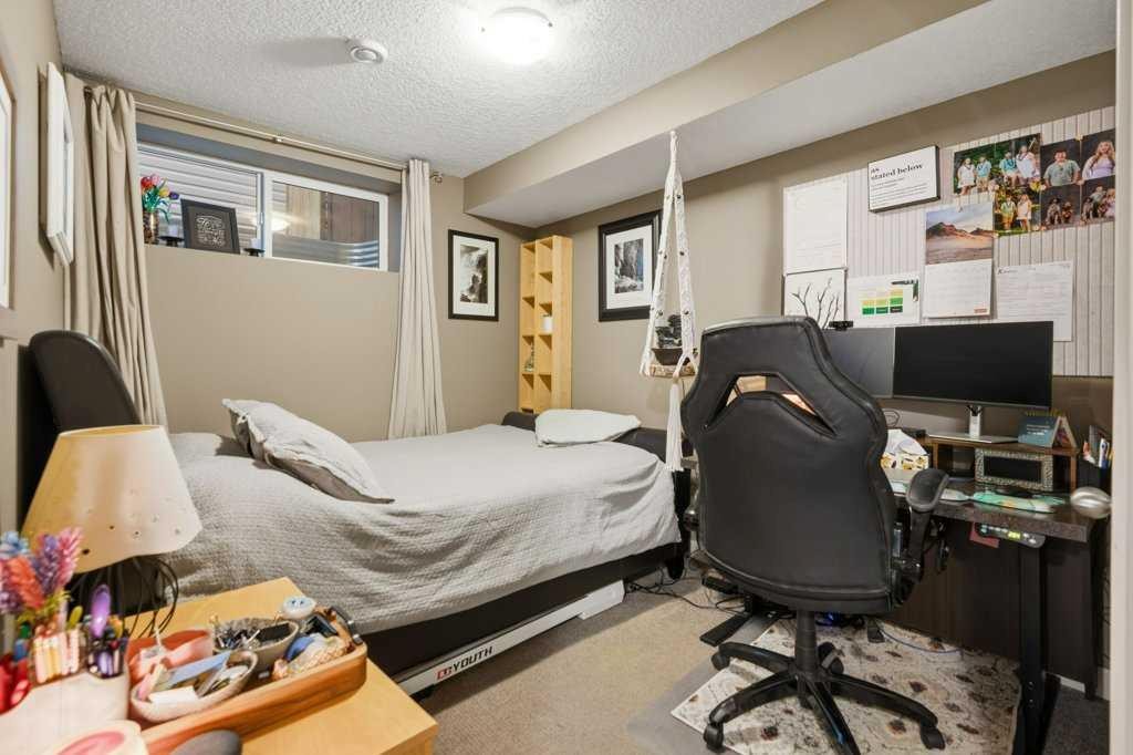 69 Everhollow Avenue Sw, Calgary, AB - Indoor