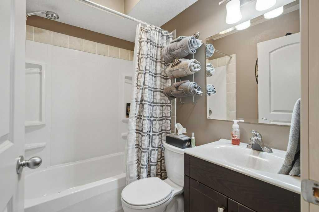 69 Everhollow Avenue Sw, Calgary, AB - Indoor Photo Showing Bathroom