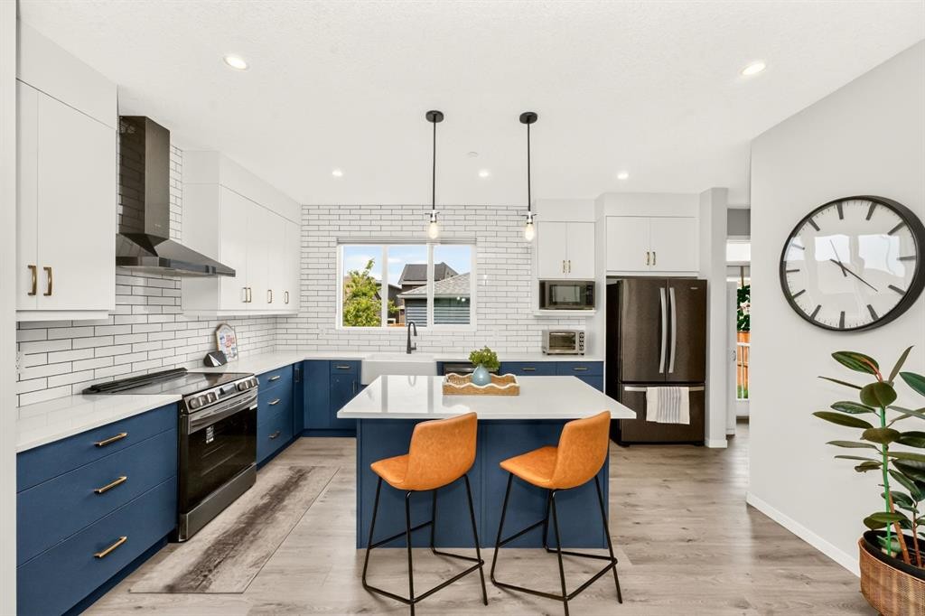 23 Lucas Boulevard Nw, Calgary, AB - Indoor Photo Showing Kitchen With Upgraded Kitchen