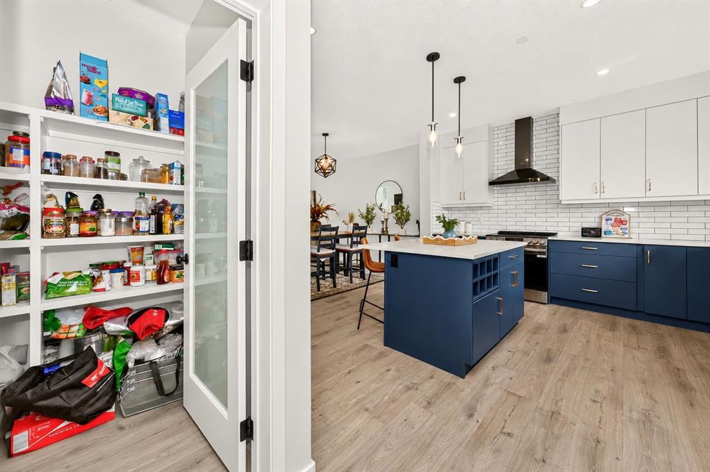 23 Lucas Boulevard Nw, Calgary, AB - Indoor Photo Showing Kitchen
