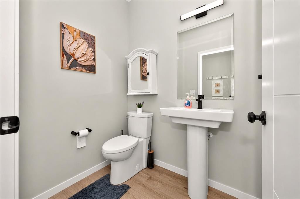 23 Lucas Boulevard Nw, Calgary, AB - Indoor Photo Showing Bathroom