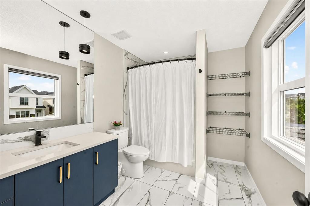 23 Lucas Boulevard Nw, Calgary, AB - Indoor Photo Showing Bathroom