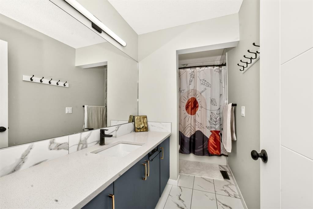 23 Lucas Boulevard Nw, Calgary, AB - Indoor Photo Showing Bathroom