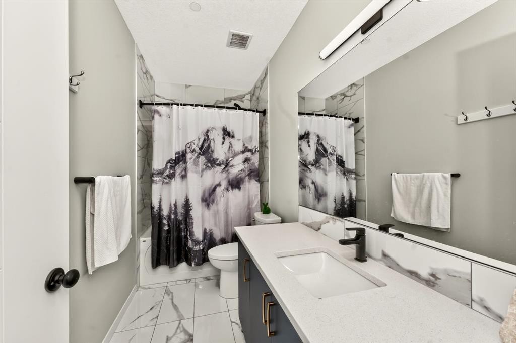 23 Lucas Boulevard Nw, Calgary, AB - Indoor Photo Showing Bathroom