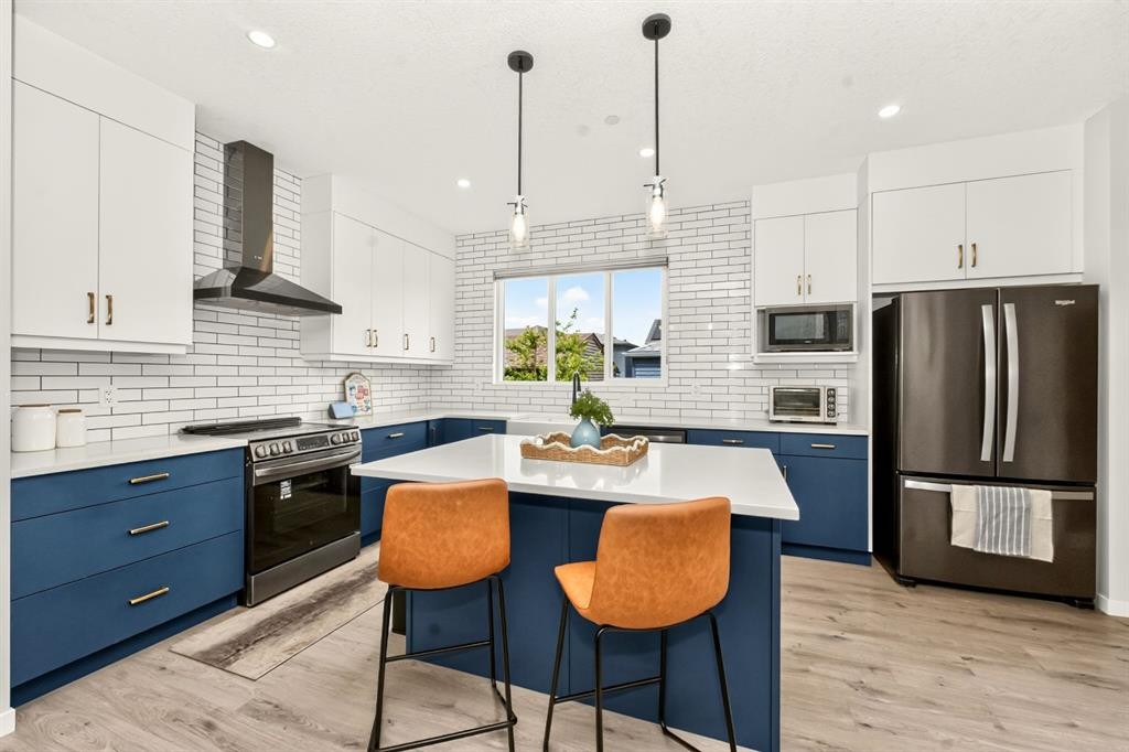 23 Lucas Boulevard Nw, Calgary, AB - Indoor Photo Showing Kitchen With Upgraded Kitchen