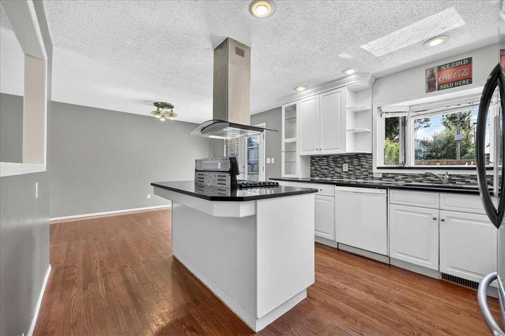 4711 Montana Drive Nw, Calgary, AB - Indoor Photo Showing Kitchen With Upgraded Kitchen