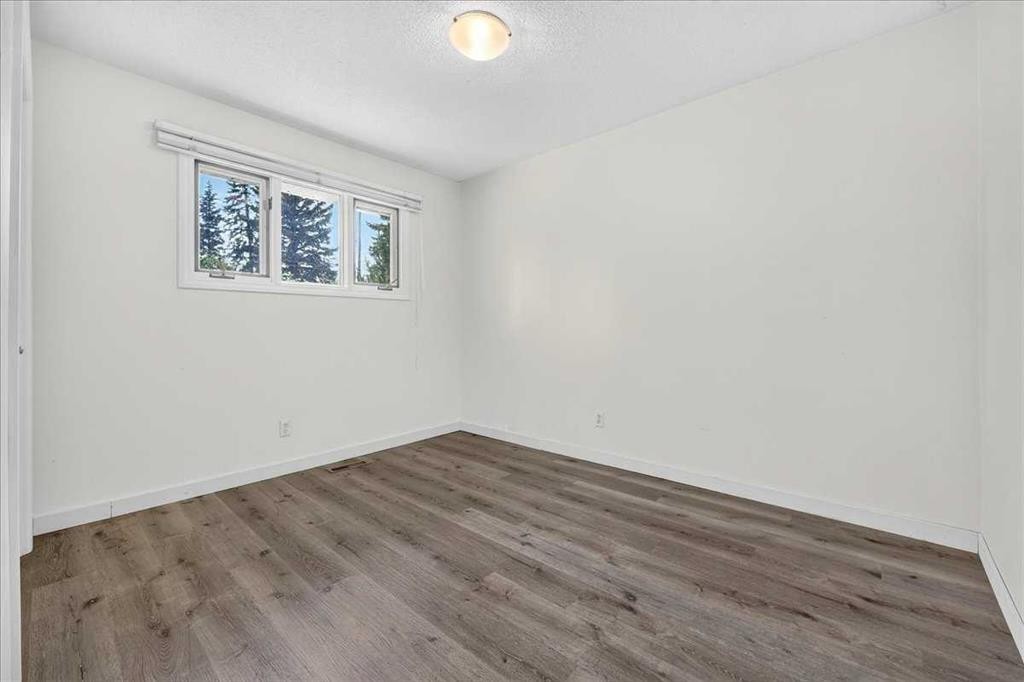 4711 Montana Drive Nw, Calgary, AB - Indoor Photo Showing Other Room