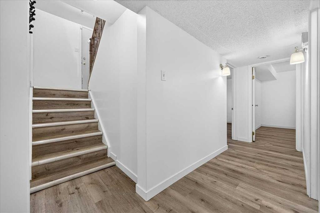 4711 Montana Drive Nw, Calgary, AB - Indoor Photo Showing Other Room