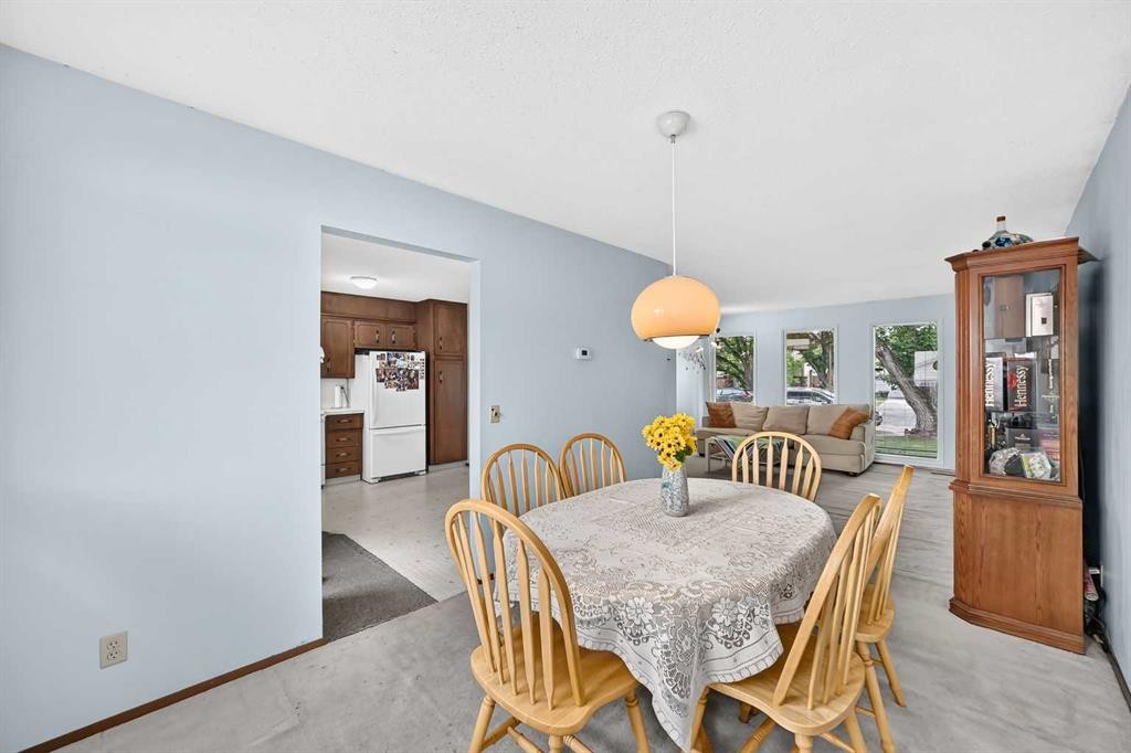 11 Rundlemere Place Ne, Calgary, AB - Indoor Photo Showing Dining Room