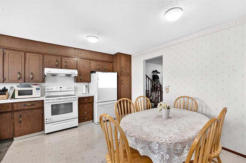 11 Rundlemere Place Ne, Calgary, AB - Indoor Photo Showing Kitchen