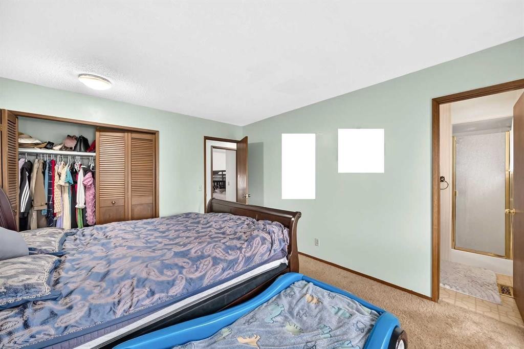 11 Rundlemere Place Ne, Calgary, AB - Indoor Photo Showing Bedroom