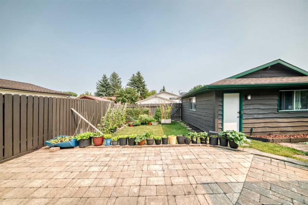 11 Rundlemere Place Ne, Calgary, AB - Outdoor