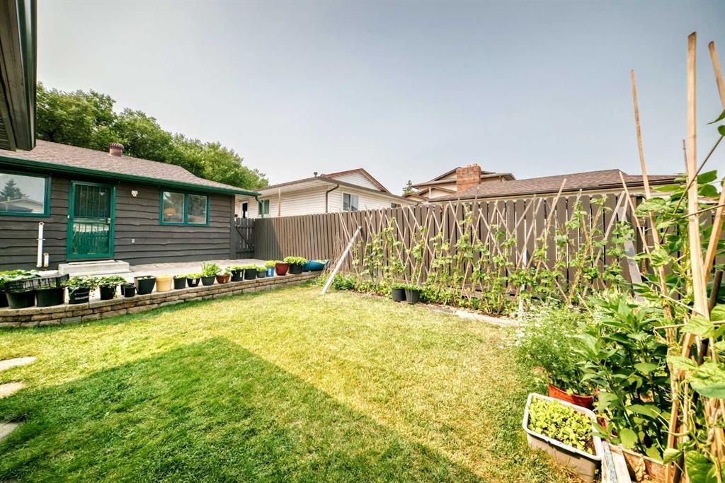11 Rundlemere Place Ne, Calgary, AB - Outdoor