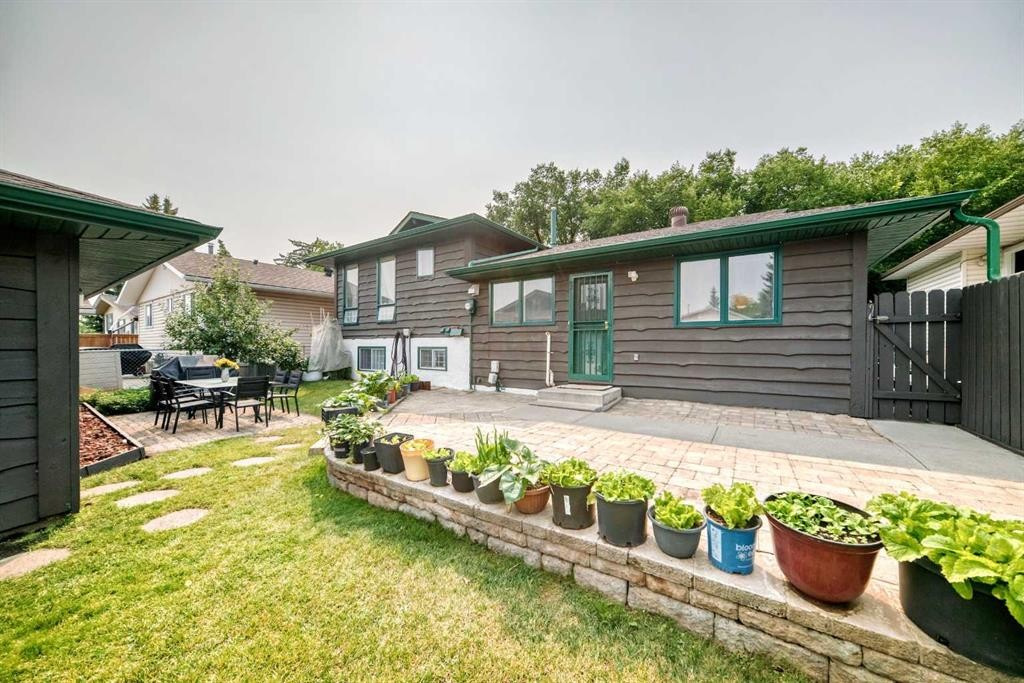 11 Rundlemere Place Ne, Calgary, AB - Outdoor