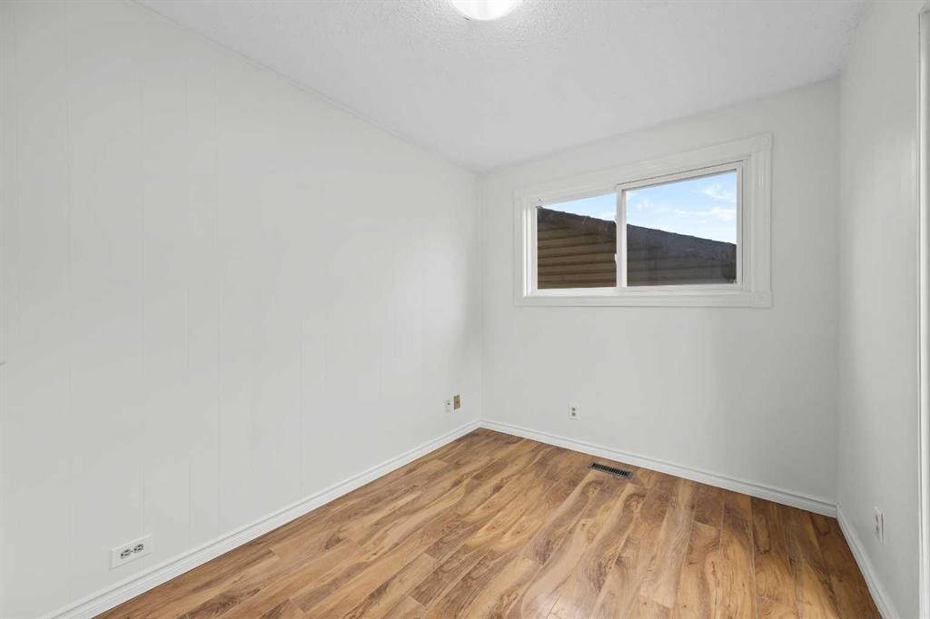 28 Erin Croft Place Se, Calgary, AB - Indoor Photo Showing Other Room