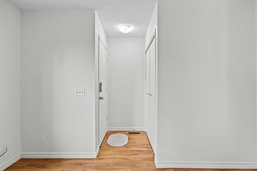 28 Erin Croft Place Se, Calgary, AB - Indoor Photo Showing Other Room