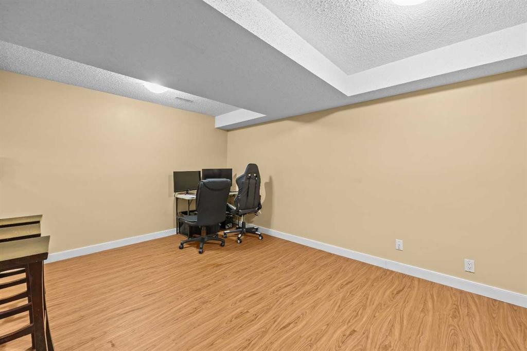 28 Erin Croft Place Se, Calgary, AB - Indoor Photo Showing Other Room