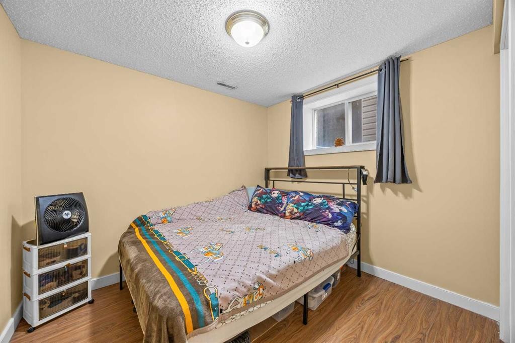 28 Erin Croft Place Se, Calgary, AB - Indoor Photo Showing Bedroom