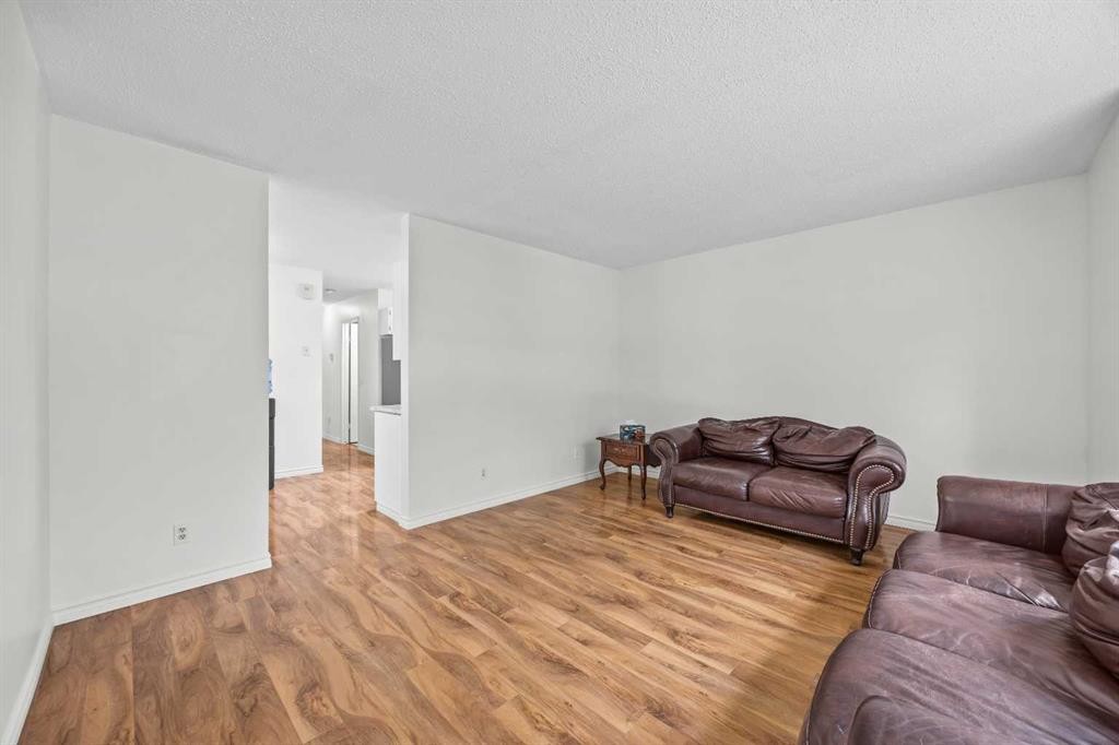 28 Erin Croft Place Se, Calgary, AB - Indoor Photo Showing Living Room