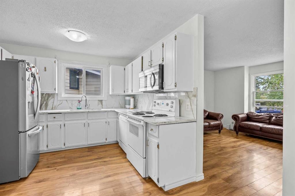 28 Erin Croft Place Se, Calgary, AB - Indoor Photo Showing Kitchen With Double Sink