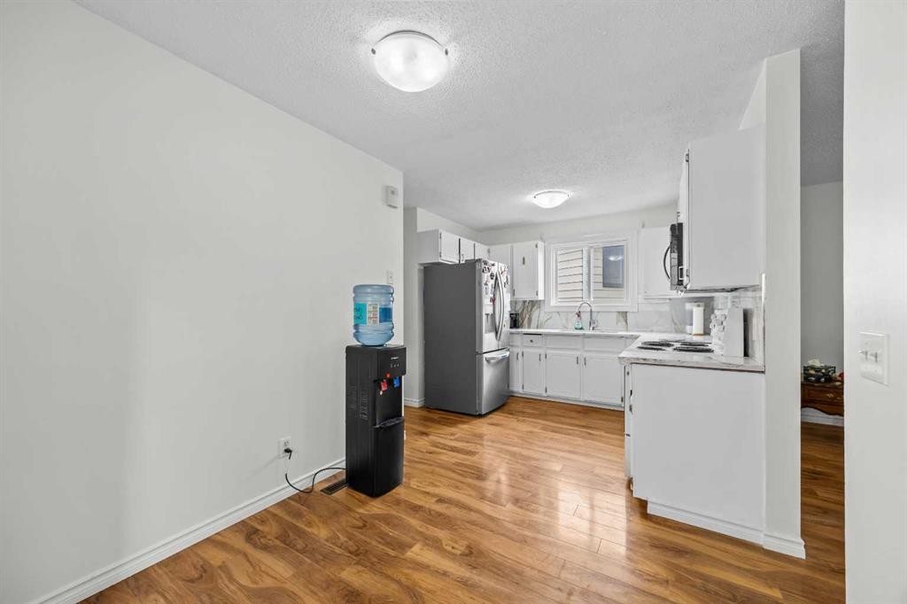 28 Erin Croft Place Se, Calgary, AB - Indoor Photo Showing Kitchen