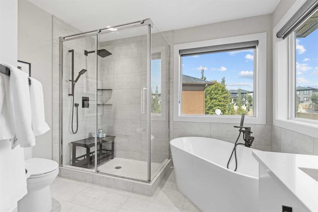 10 Aspen Stone Mews Sw, Calgary, AB - Indoor Photo Showing Bathroom