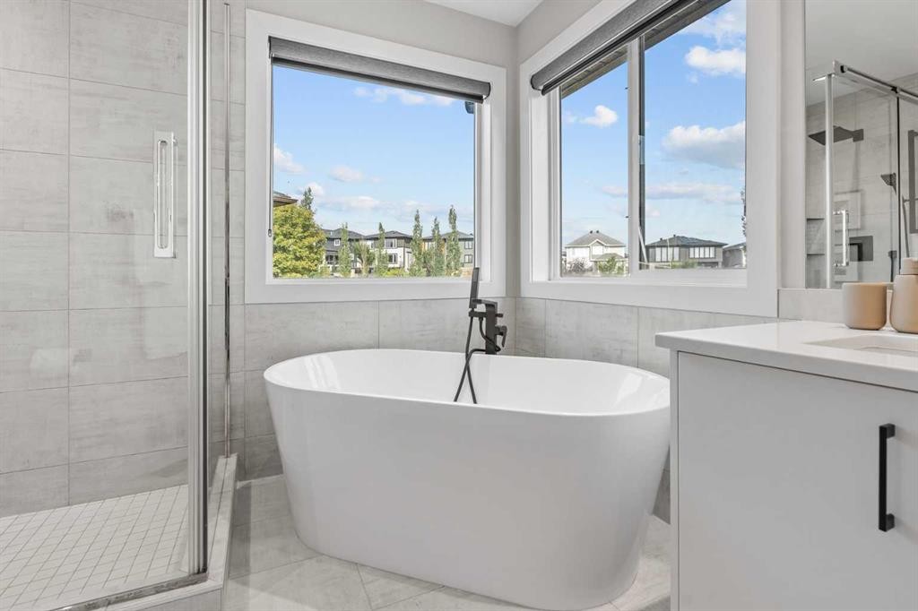 10 Aspen Stone Mews Sw, Calgary, AB - Indoor Photo Showing Bathroom