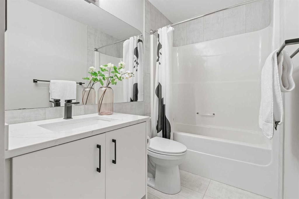 10 Aspen Stone Mews Sw, Calgary, AB - Indoor Photo Showing Bathroom