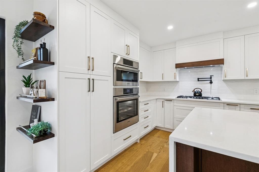 2543 Chicoutimi Drive Nw, Calgary, AB - Indoor Photo Showing Kitchen With Upgraded Kitchen
