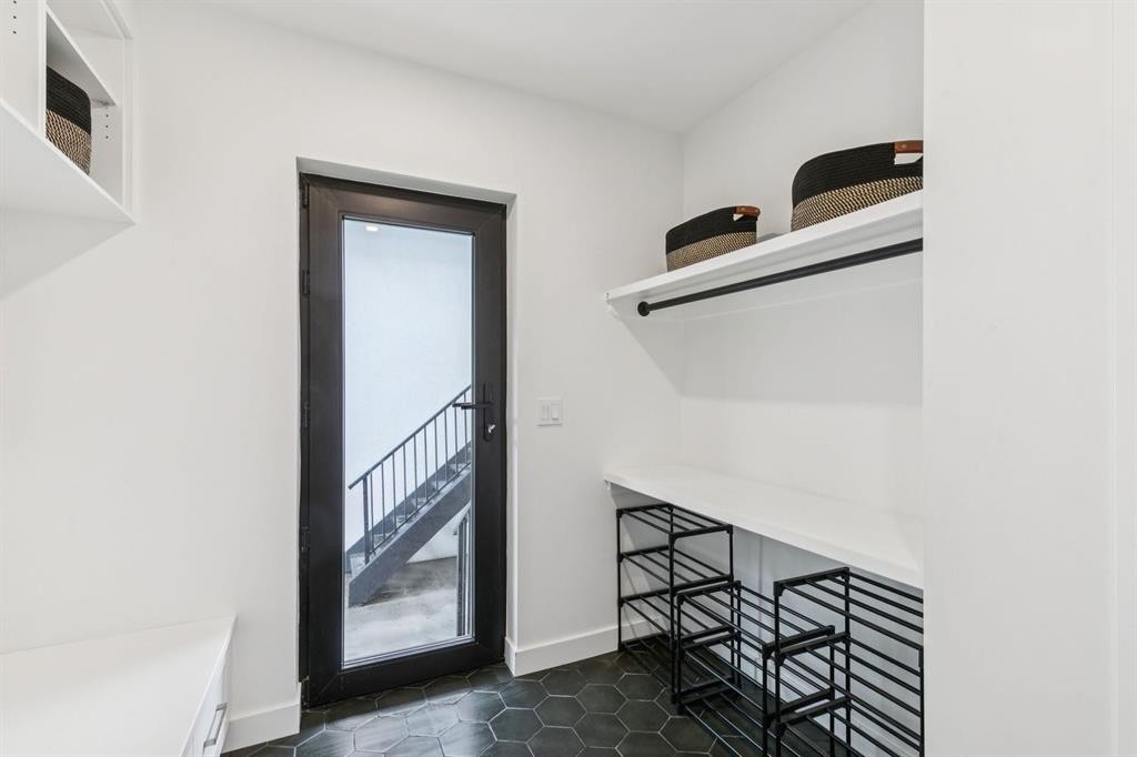 2543 Chicoutimi Drive Nw, Calgary, AB - Indoor Photo Showing Other Room