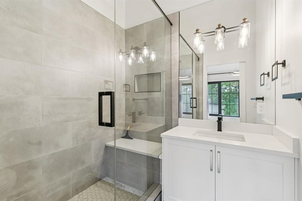 2543 Chicoutimi Drive Nw, Calgary, AB - Indoor Photo Showing Bathroom
