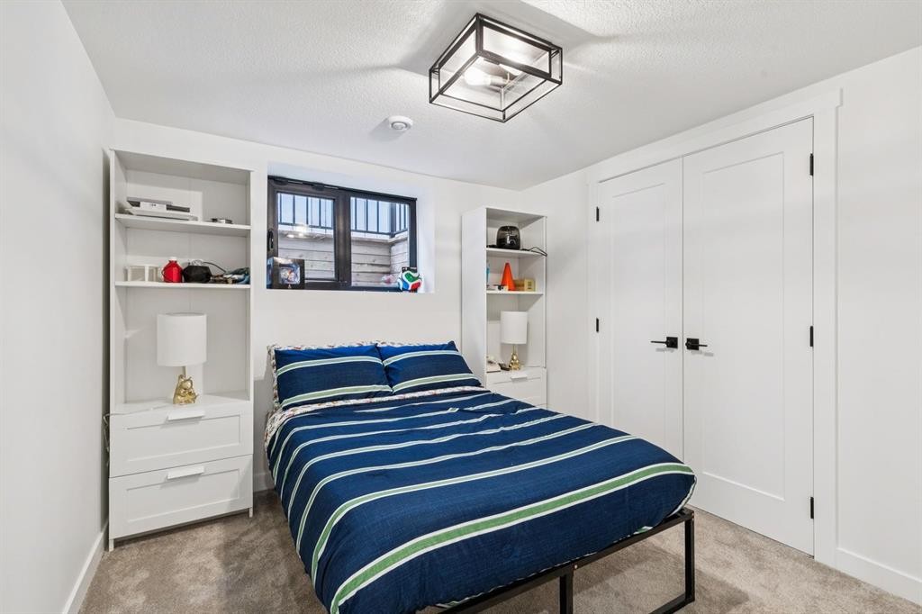 2543 Chicoutimi Drive Nw, Calgary, AB - Indoor Photo Showing Bedroom