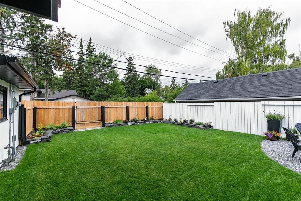 2543 Chicoutimi Drive Nw, Calgary, AB - Outdoor