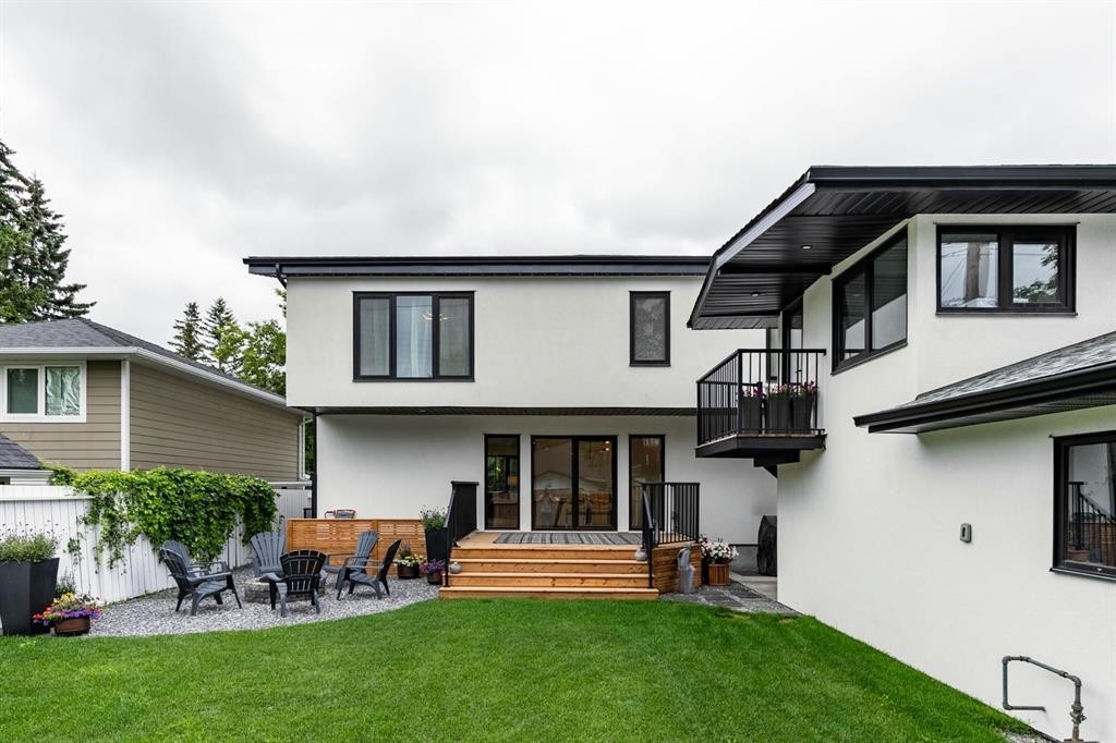 2543 Chicoutimi Drive Nw, Calgary, AB - Outdoor