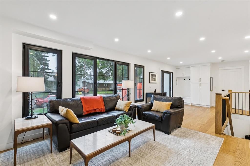 2543 Chicoutimi Drive Nw, Calgary, AB - Indoor Photo Showing Living Room