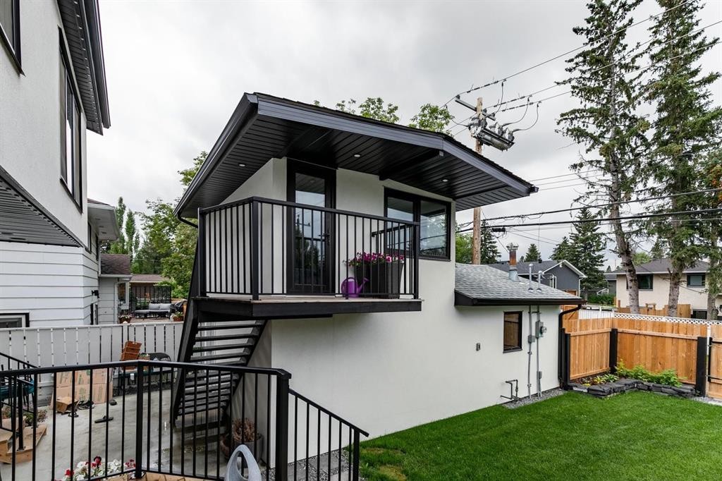 2543 Chicoutimi Drive Nw, Calgary, AB - Outdoor With Exterior