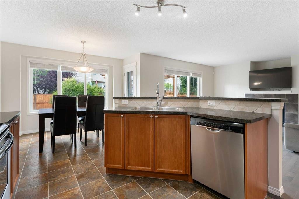 818 Copperfield Boulevard Se, Calgary, AB - Indoor Photo Showing Kitchen
