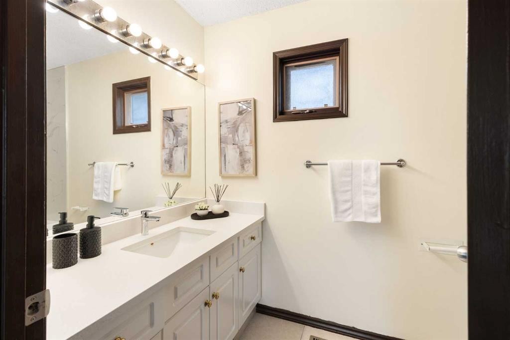 508 78 Avenue Sw, Calgary, AB - Indoor Photo Showing Bathroom